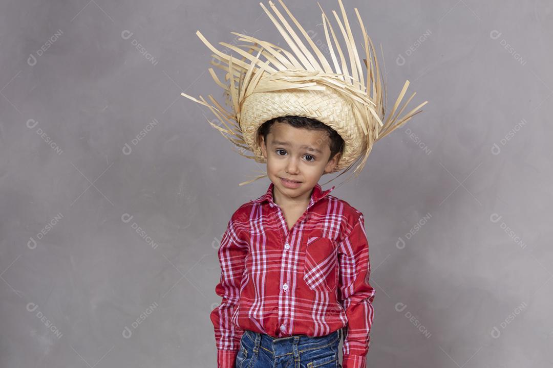 menino bonitinho vestindo roupas típicas para Festa Junina