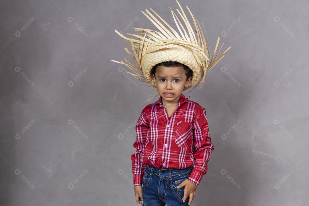 menino bonitinho vestindo roupas típicas para Festa Junina