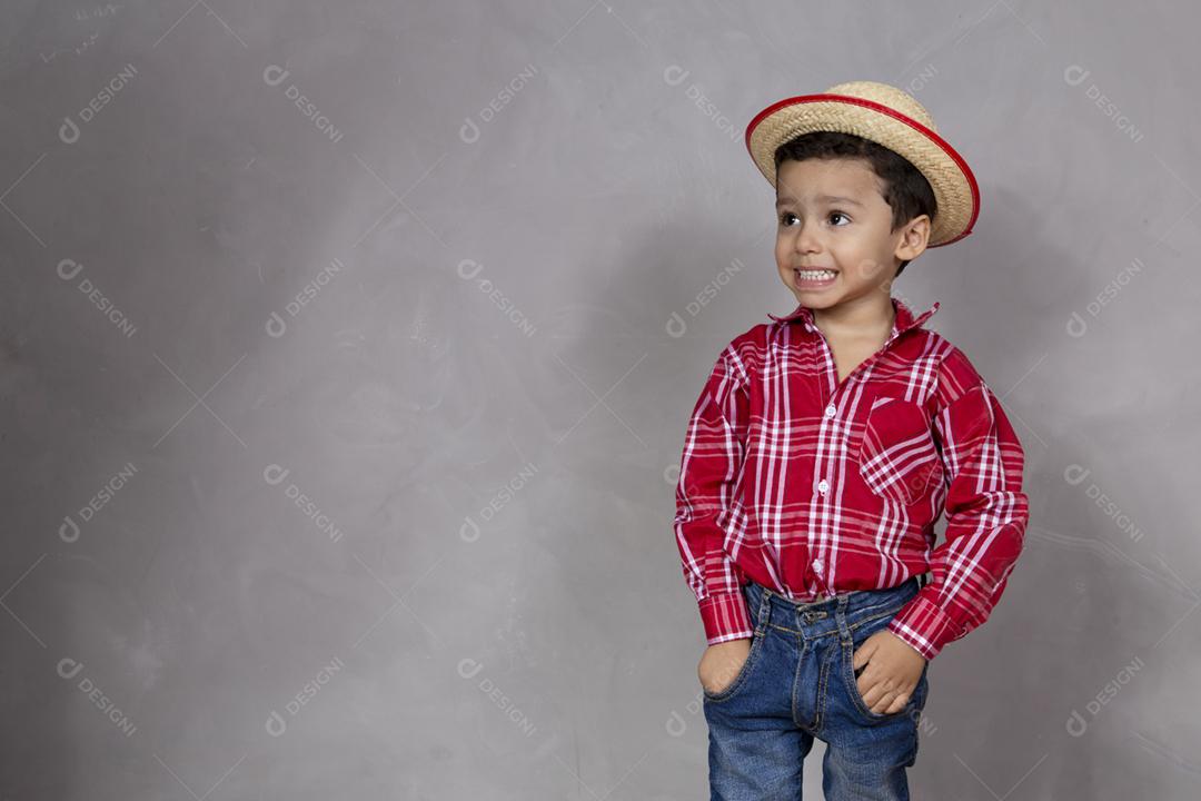 menino bonitinho vestindo roupas típicas para Festa Junina