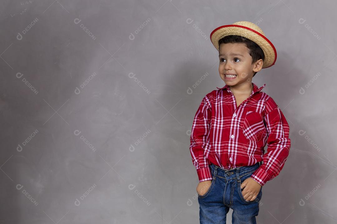 menino bonitinho vestindo roupas típicas para Festa Junina