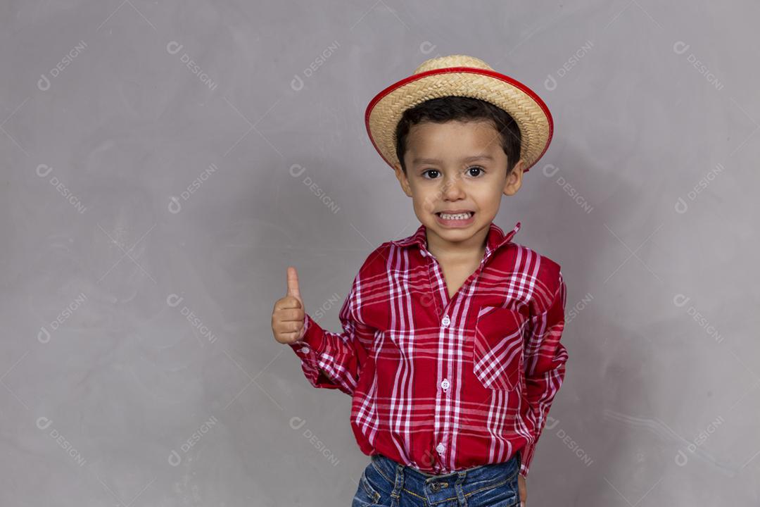 menino bonitinho vestindo roupas típicas para Festa Junina