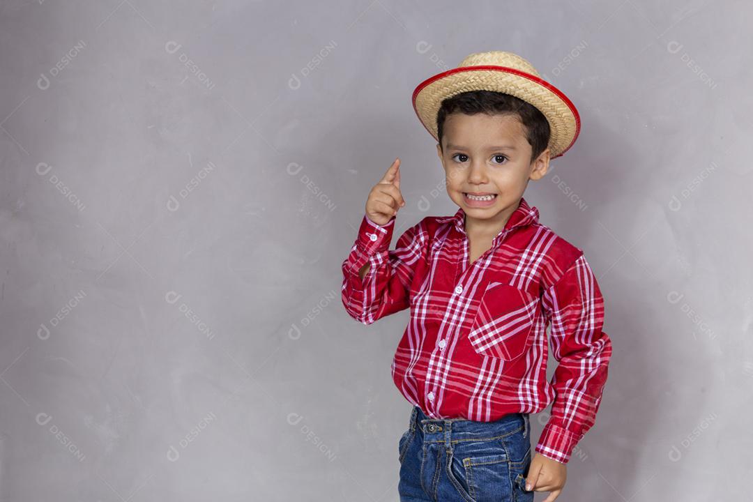 menino bonitinho vestindo roupas típicas para Festa Junina