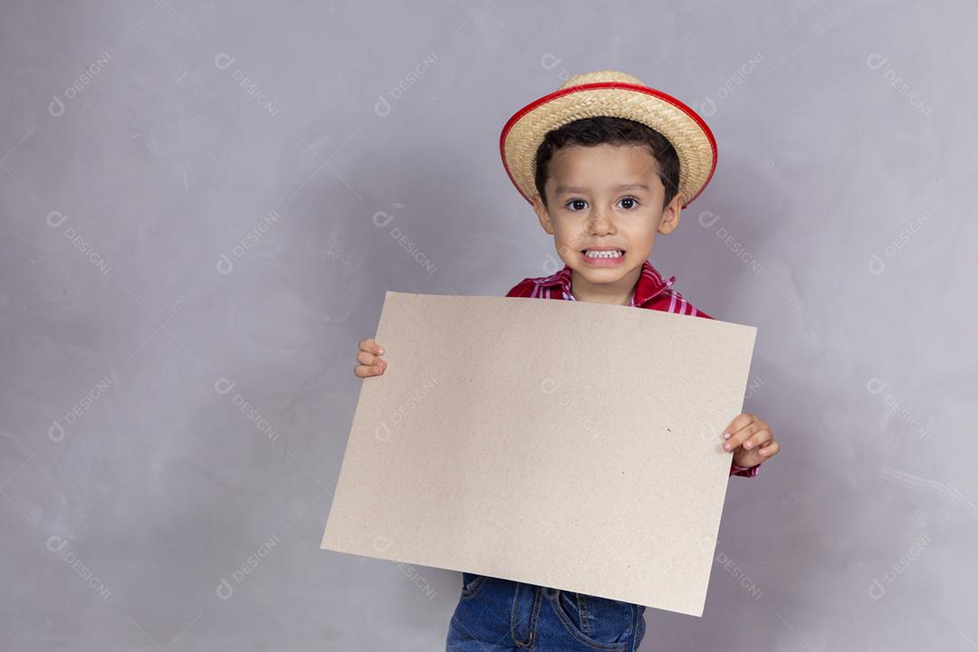 homenzinho com roupa de festa junina segurando um cartão em branco para texto
