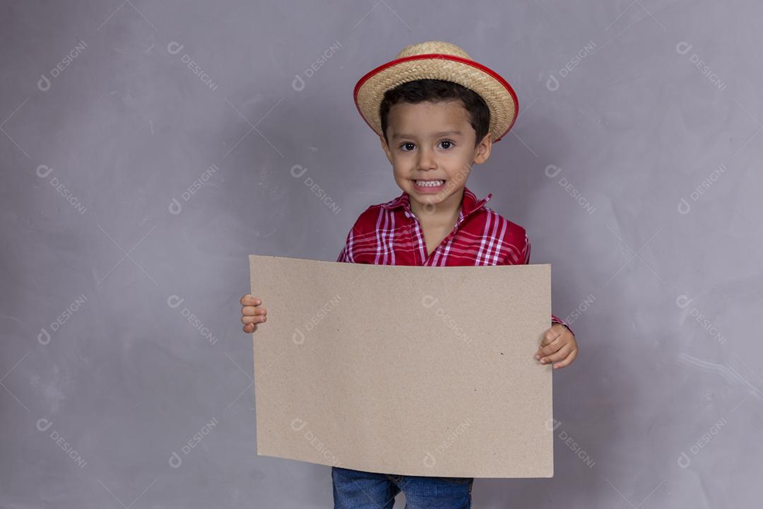 homenzinho com roupa de festa junina segurando um cartão em branco para texto