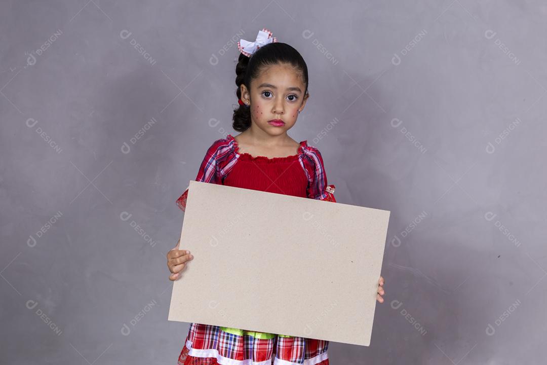 Menina vestindo roupas tradicionais para o Festa Junina