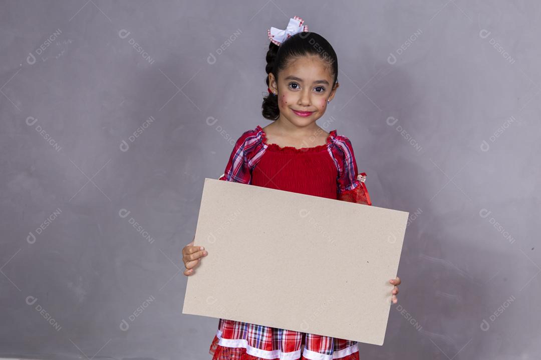Menina vestindo roupas tradicionais para o Festa Junina