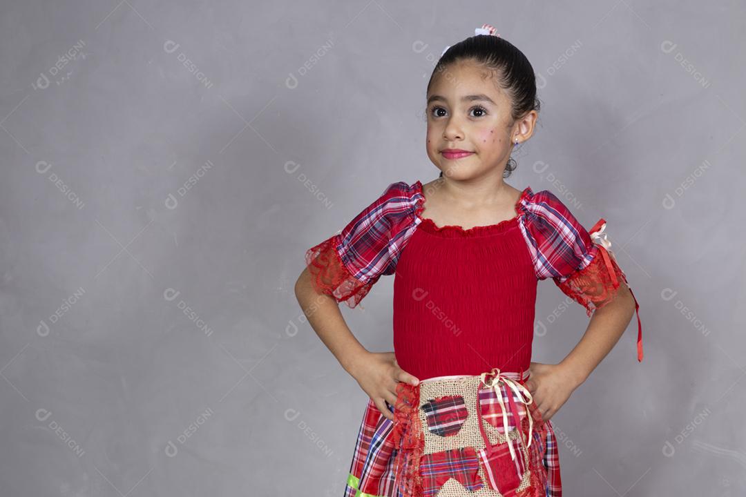 Menina vestindo roupas tradicionais para o Festa Junina