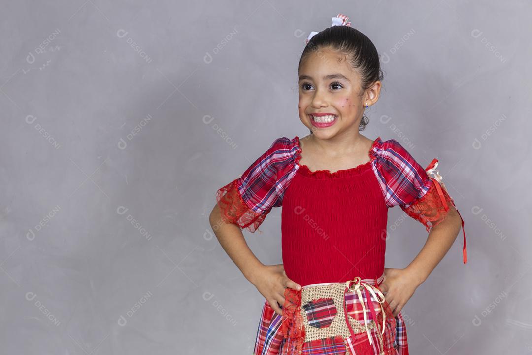 Menina vestindo roupas tradicionais para o Festa Junina