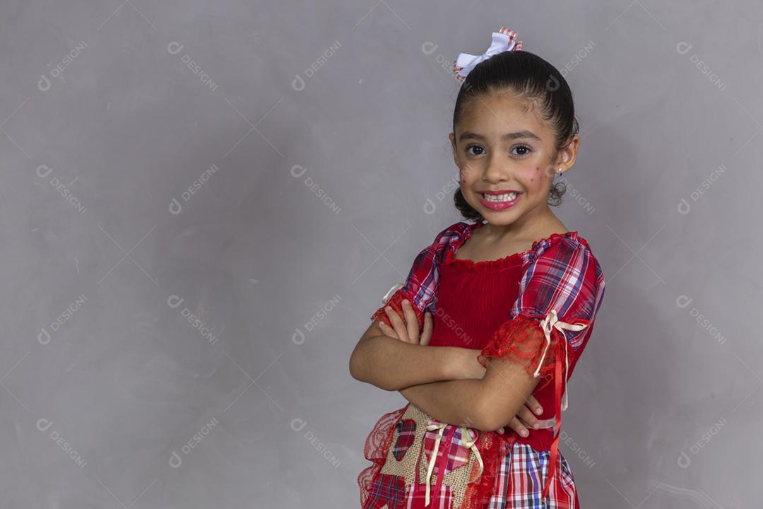 Menina vestindo roupas tradicionais para o Festa Junina