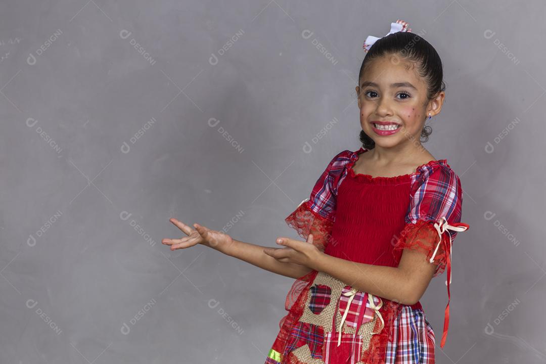 Menina vestindo roupas tradicionais para o Festa Junina