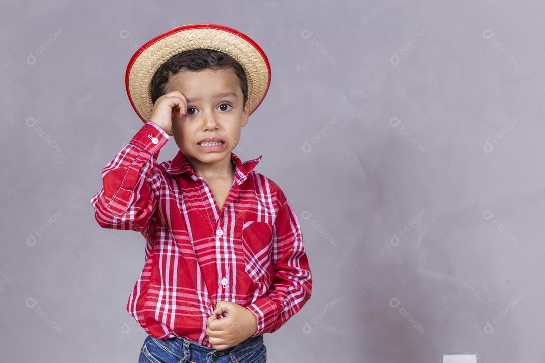 menino bonitinho vestindo roupas típicas para Festa Junina