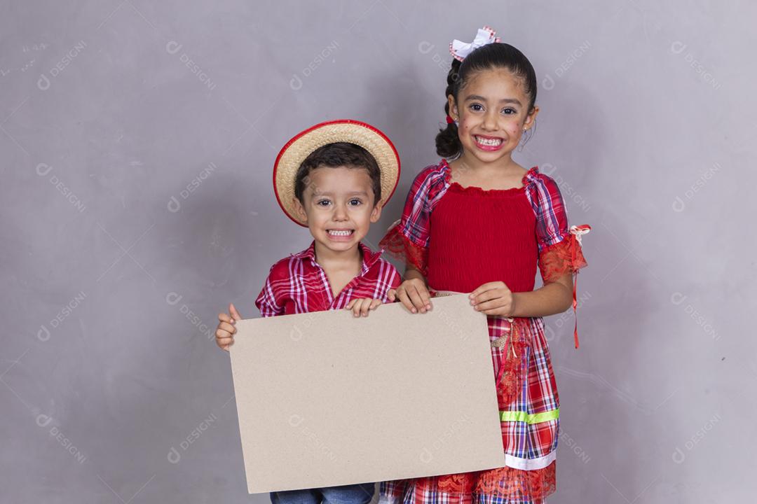 Crianças com roupas típicas da famosa festa brasileira