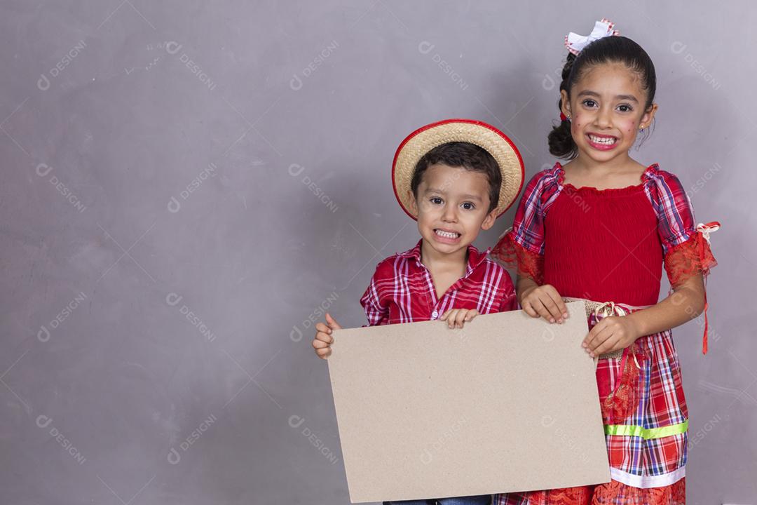 Crianças com roupas típicas da famosa festa brasileira