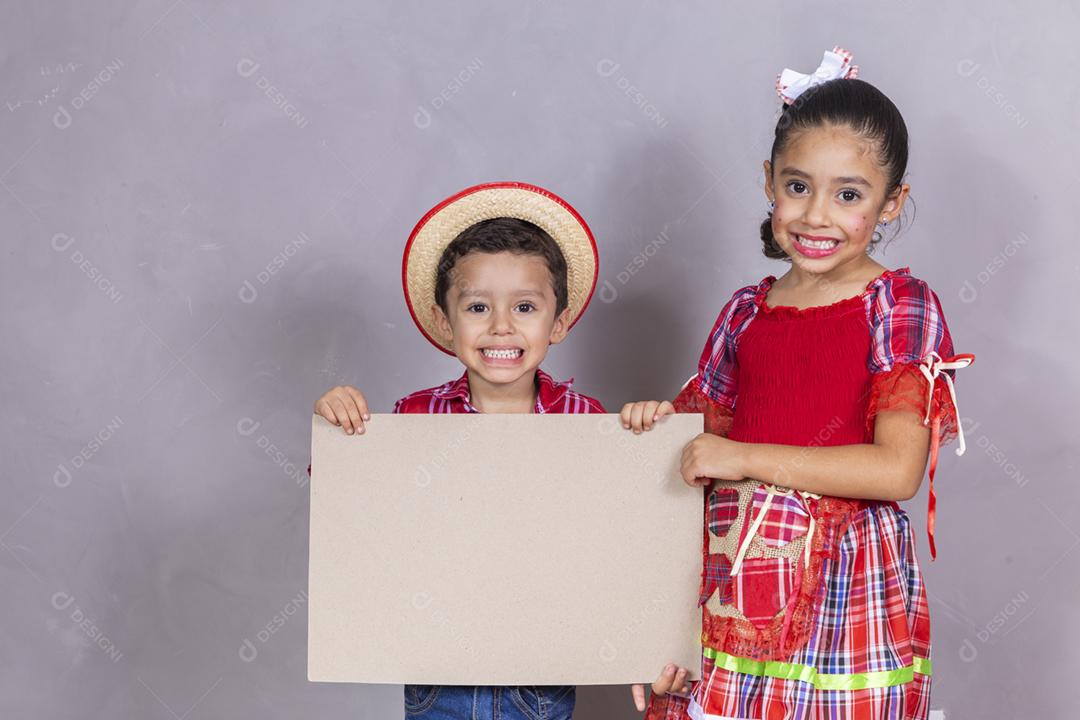 Crianças com roupas típicas da famosa festa brasileira