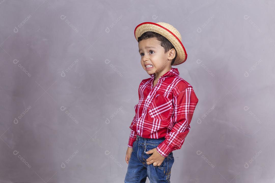 menino bonitinho vestindo roupas típicas para Festa Junina