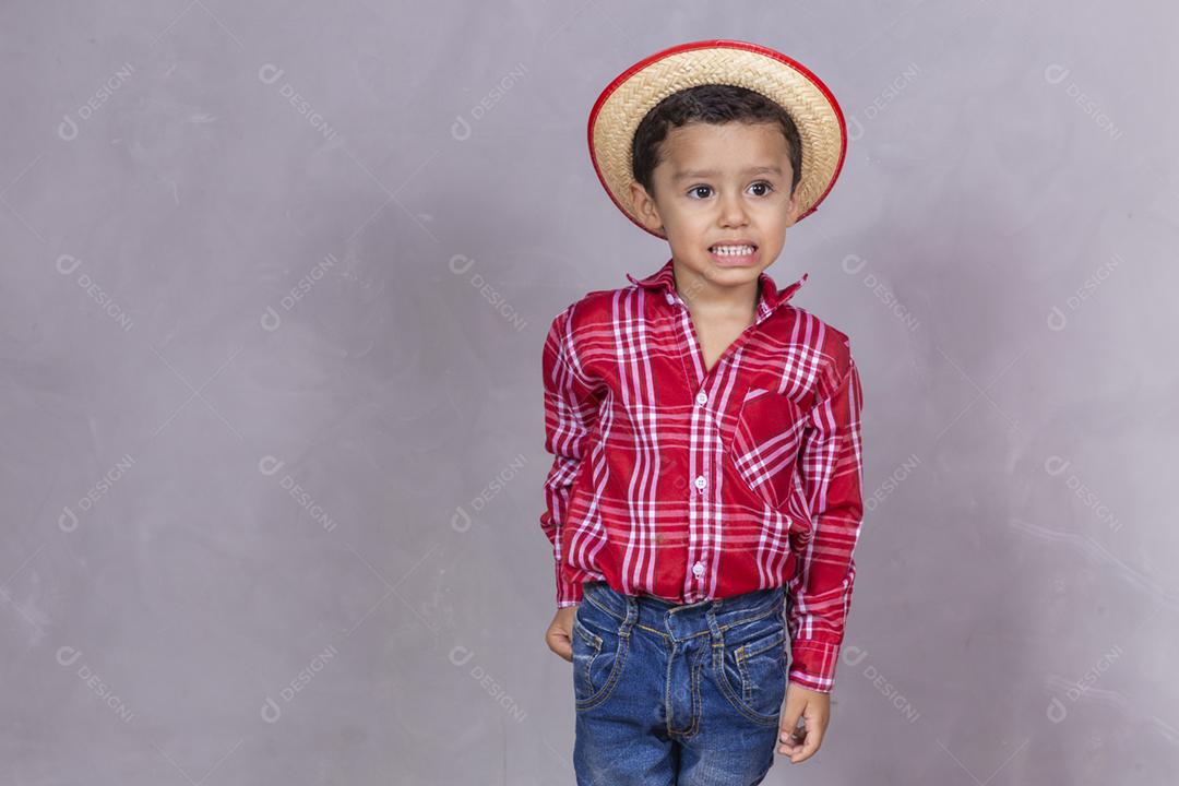 menino bonitinho vestindo roupas típicas para Festa Junina