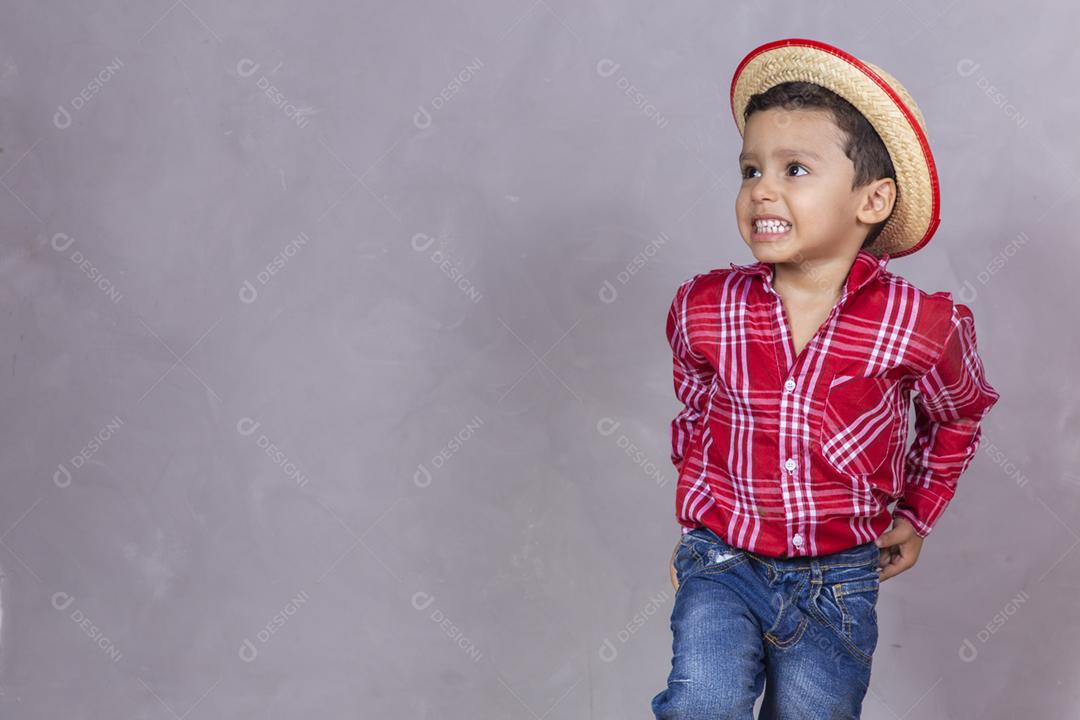 menino bonitinho vestindo roupas típicas para Festa Junina
