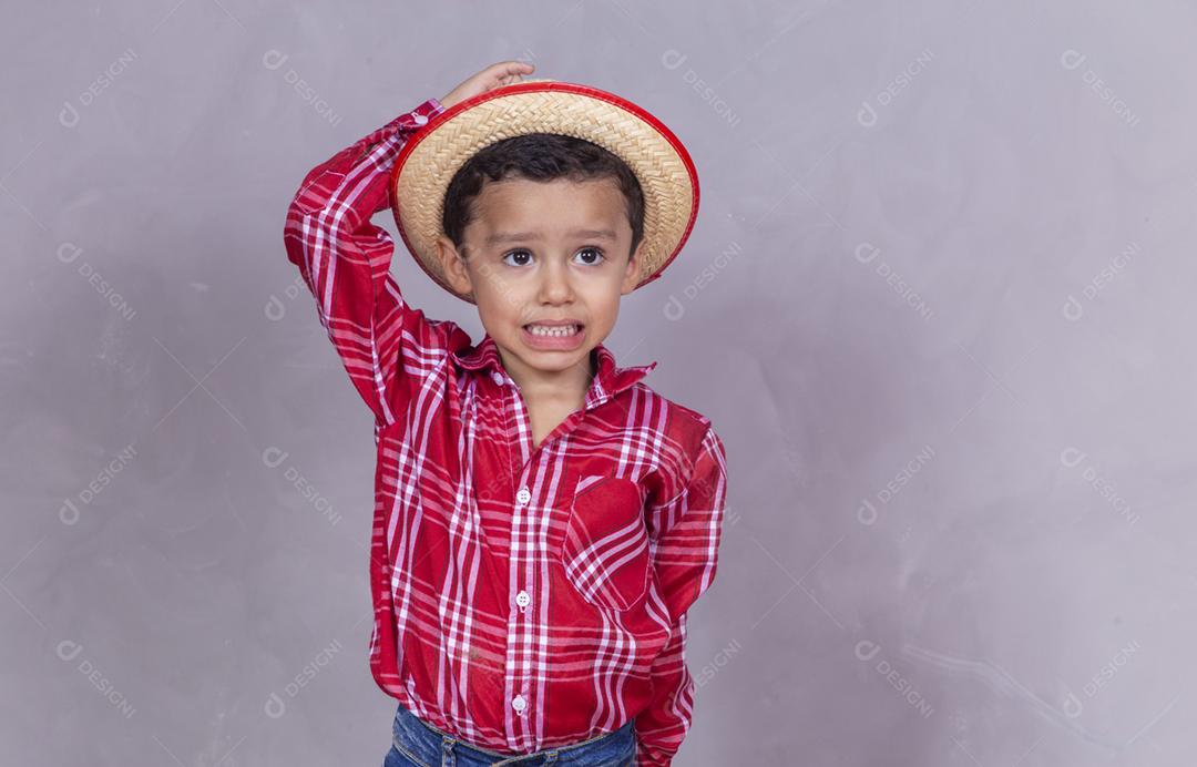 menino bonitinho vestindo roupas típicas para Festa Junina