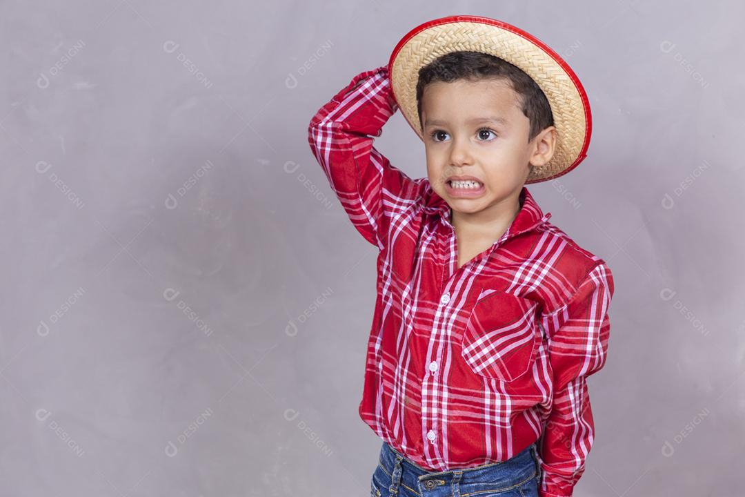 menino bonitinho vestindo roupas típicas para Festa Junina