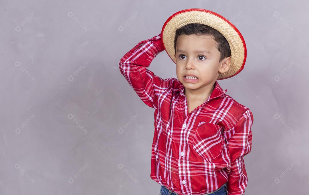 menino bonitinho vestindo roupas típicas para Festa Junina