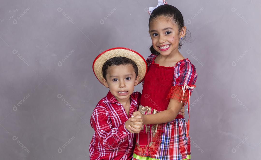 Crianças com roupas típicas da famosa festa brasileira