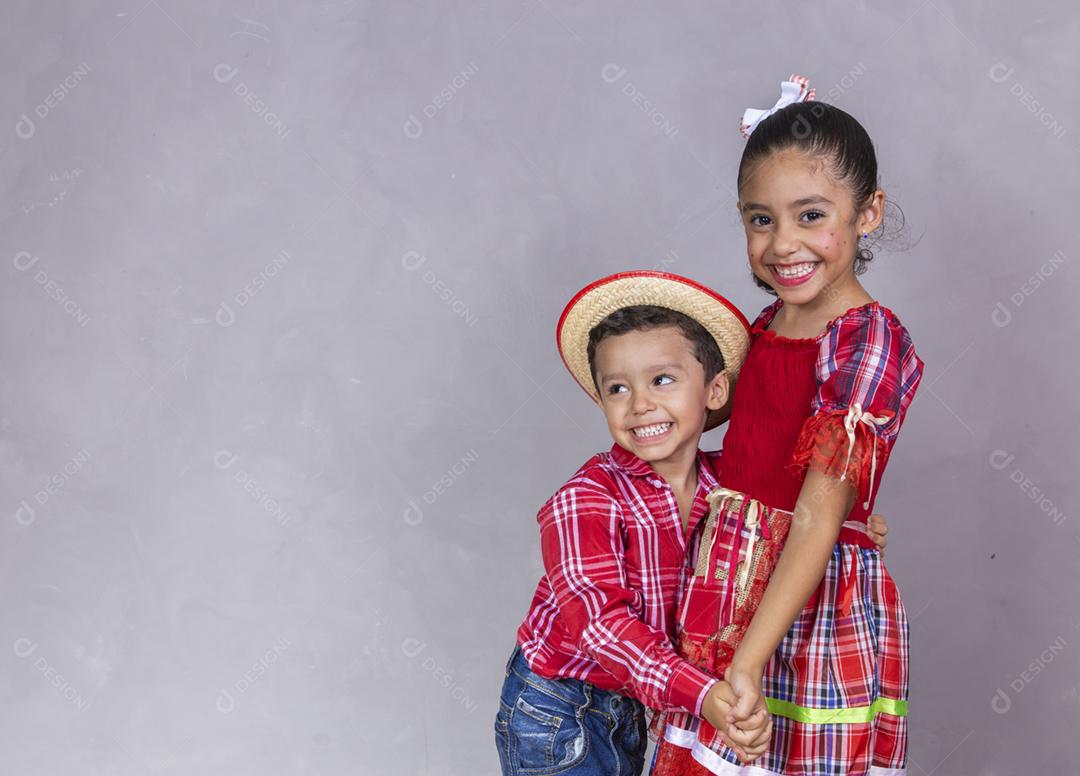 Crianças com roupas típicas da famosa festa brasileira