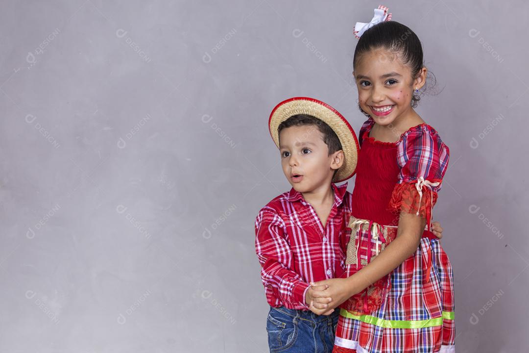 Crianças com roupas típicas da famosa festa brasileira