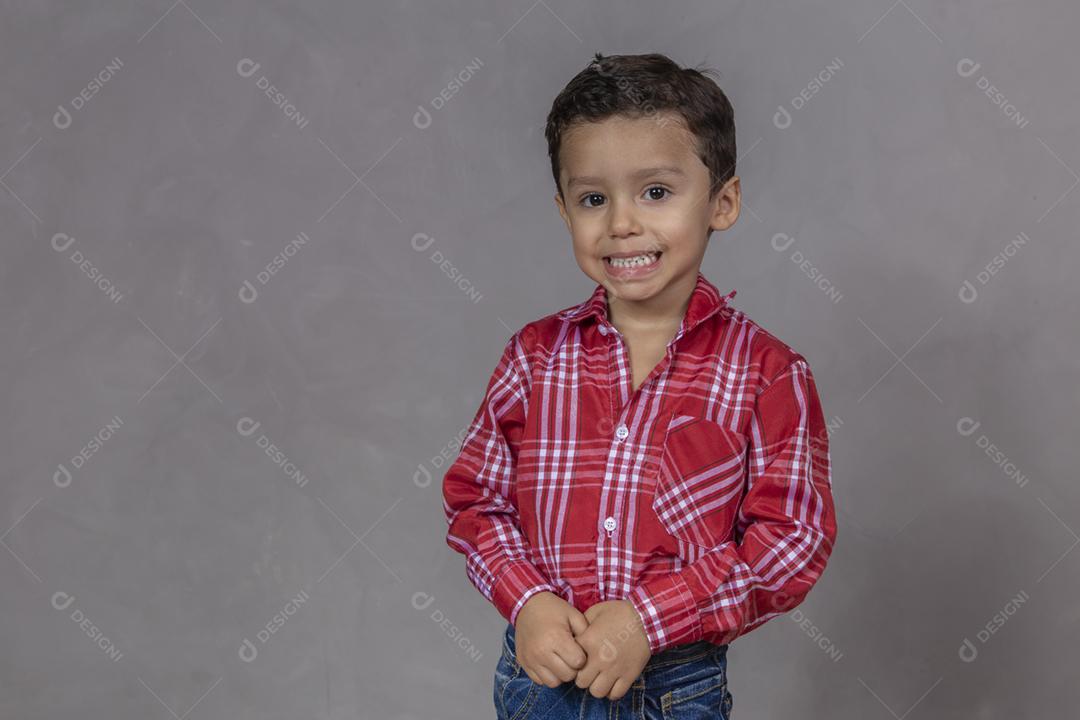 menino bonitinho em fundo cinza com espaço de cópia