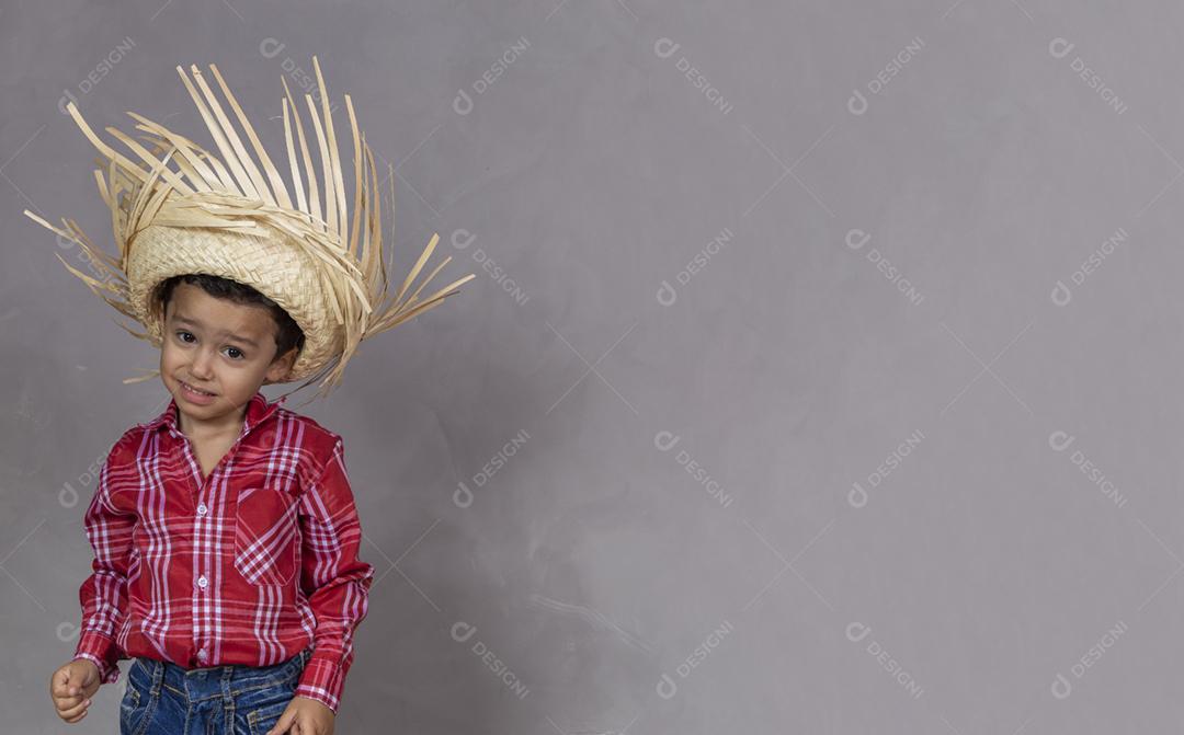 menino bonitinho em fundo cinza com espaço de cópia