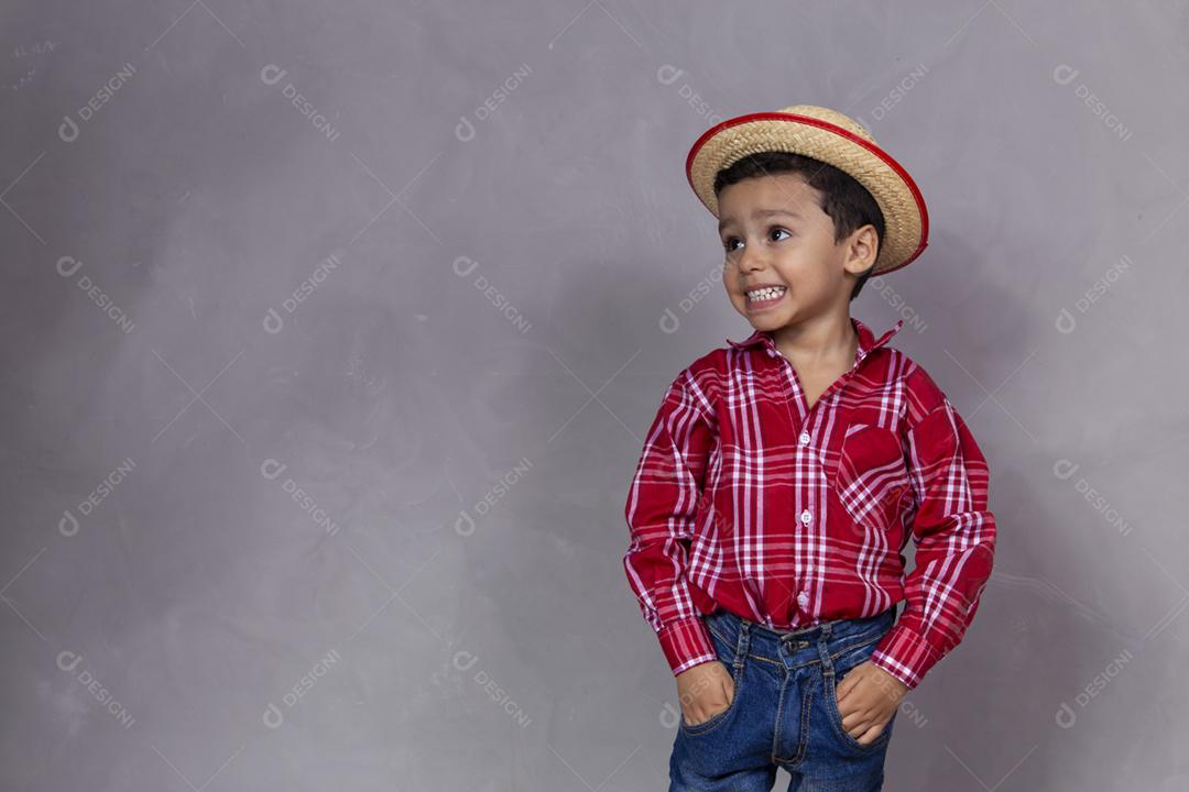 menino bonitinho em fundo cinza com espaço de cópia