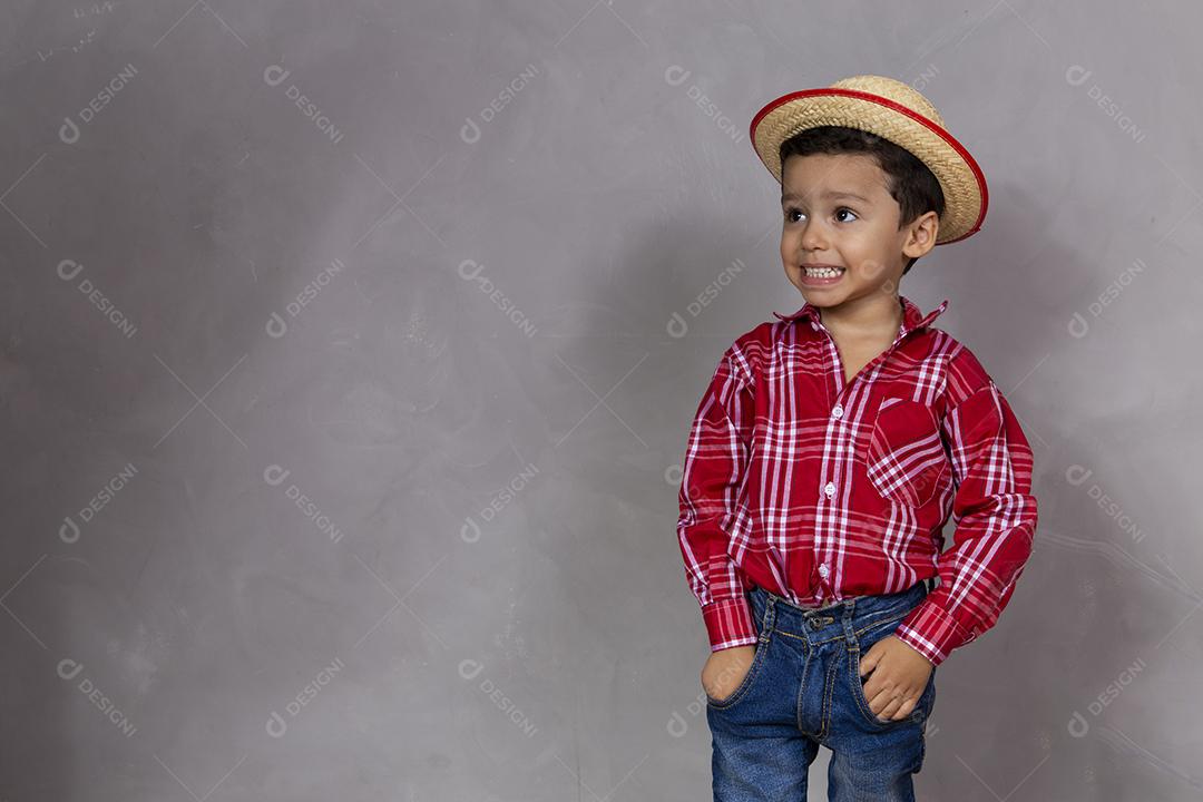 Menino bonitinho vestindo roupas típicas para Festa Junina