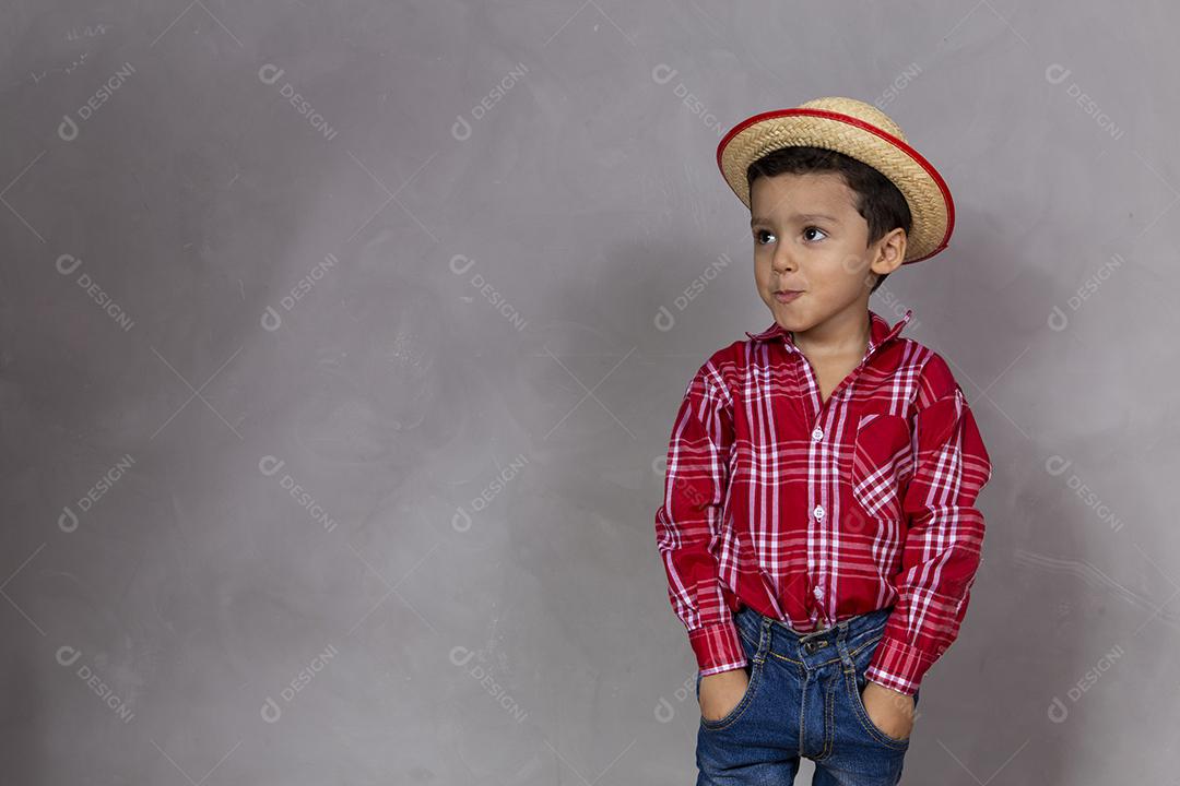 Menino bonitinho vestindo roupas típicas para Festa Junina