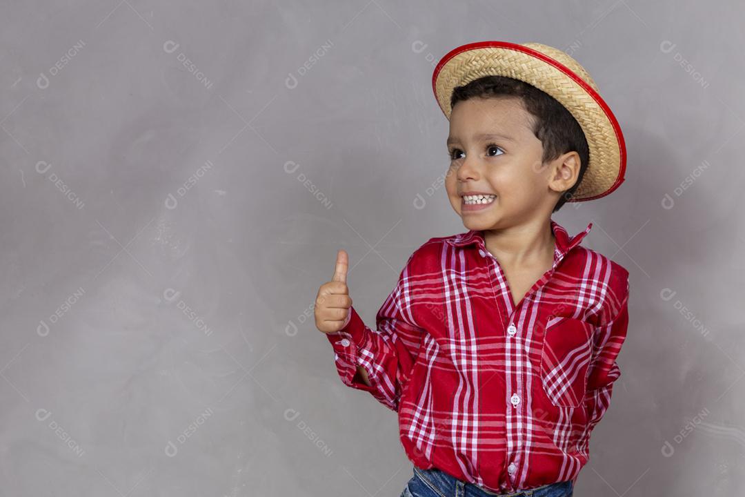Menino bonitinho vestindo roupas típicas para Festa Junina