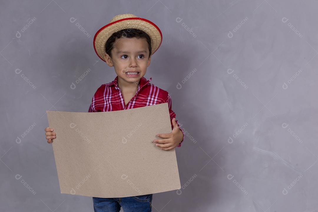 homenzinho com roupa de festa junina segurando um cartão em branco para texto