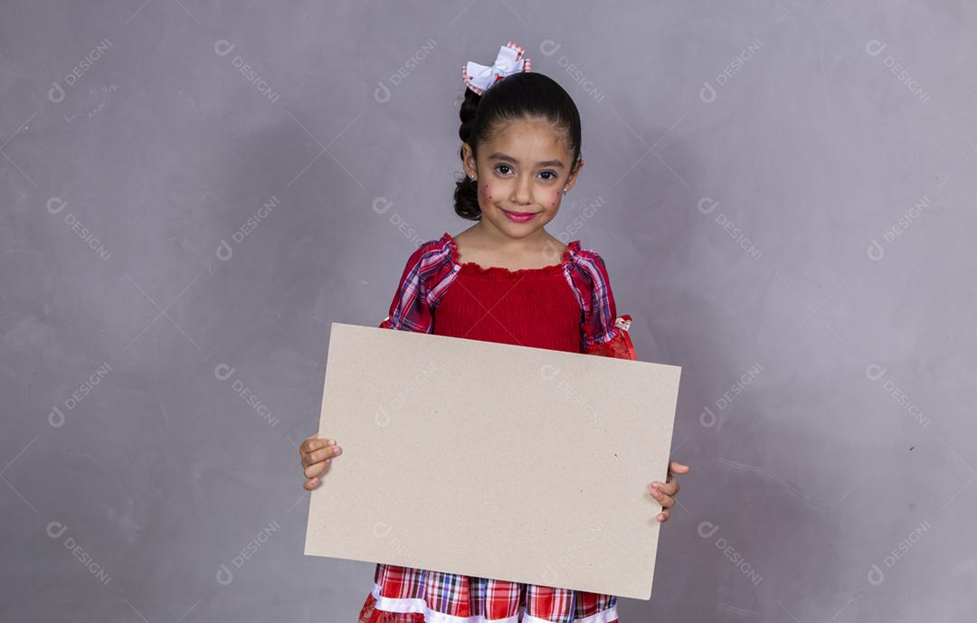 Criança em roupas típicas da famosa festa brasileira chamada Festa junina