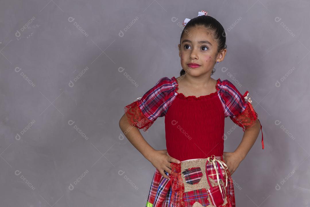 Criança em roupas típicas da famosa festa brasileira chamada Festa junina