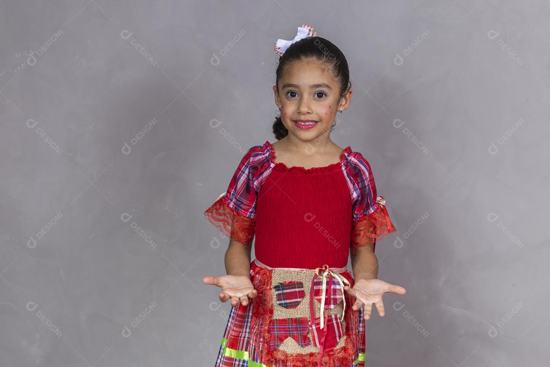 Criança em roupas típicas da famosa festa brasileira chamada Festa junina