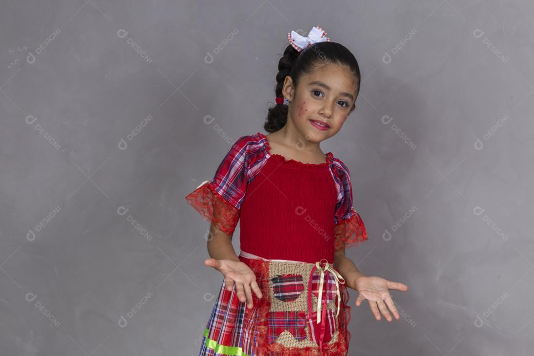 Criança em roupas típicas da famosa festa brasileira chamada Festa junina