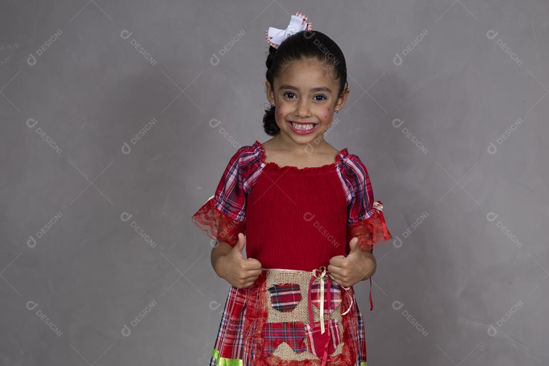 Criança em roupas típicas da famosa festa brasileira chamada Festa junina