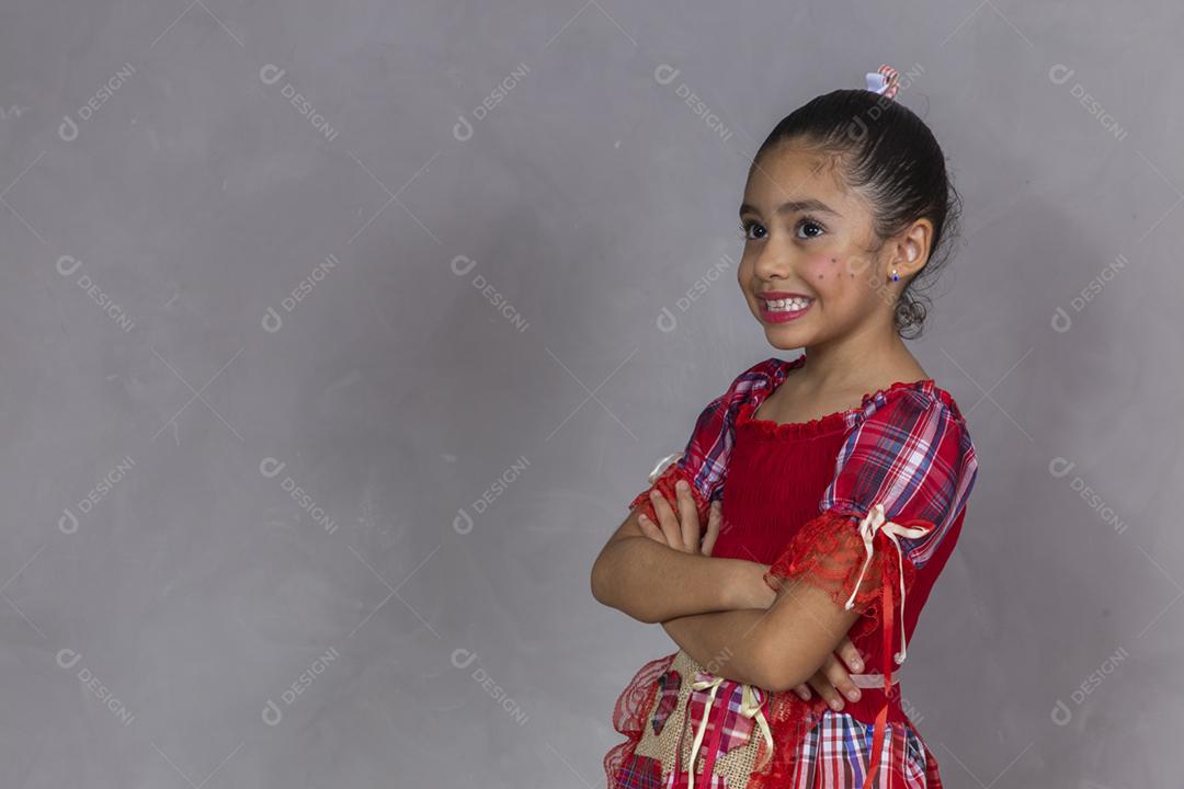 Criança em roupas típicas da famosa festa brasileira chamada Festa junina