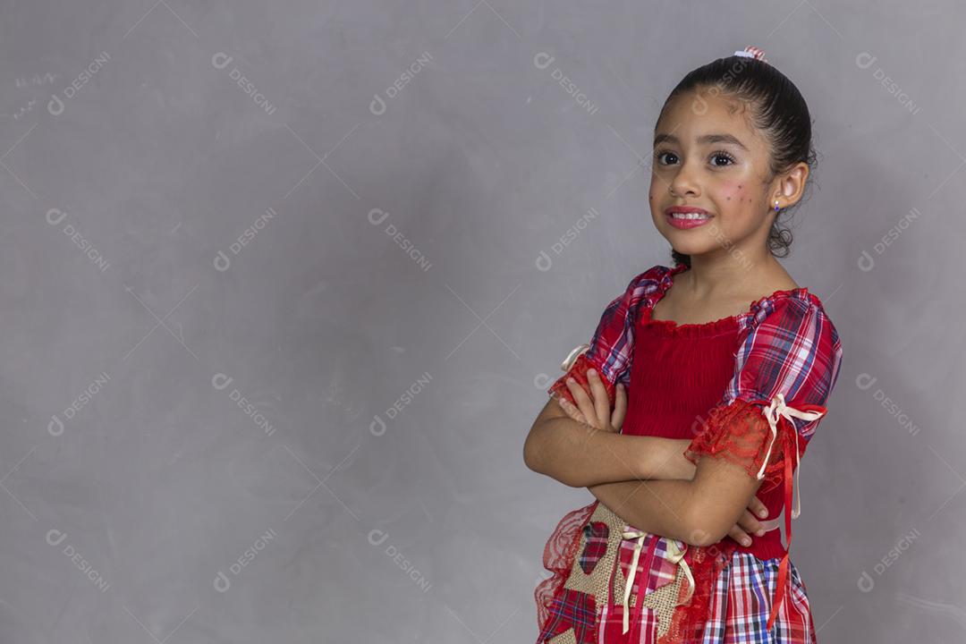 Criança com roupas típicas da famosa festa brasileira chamada festa junina