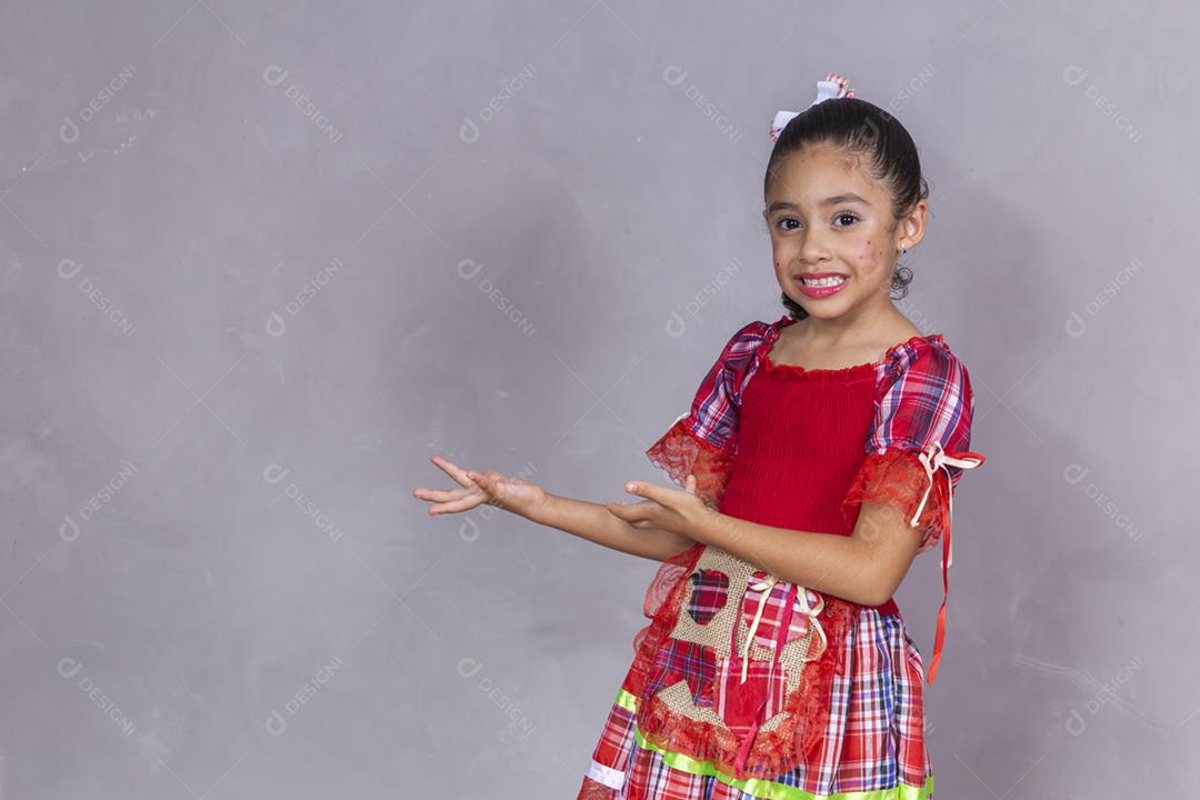 Criança com roupas típicas da famosa festa brasileira festa junina