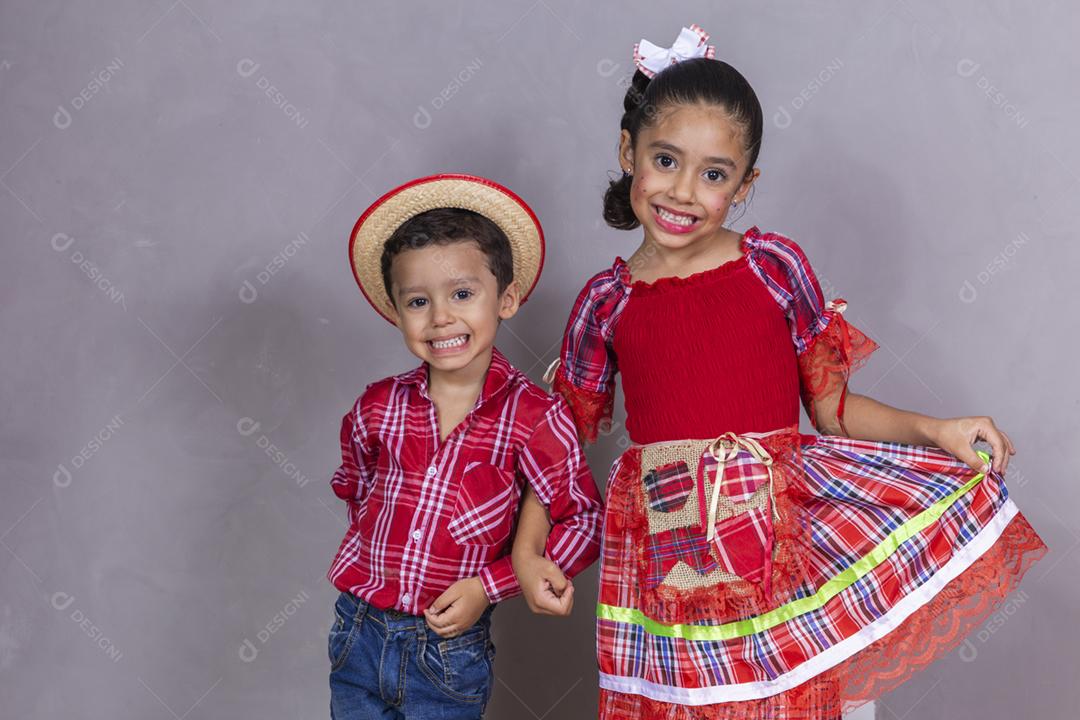 Crianças com roupas típicas da famosa festa brasileira