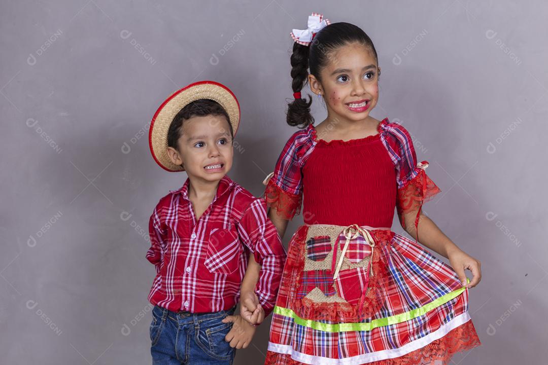 Crianças com roupas típicas da famosa festa brasileira