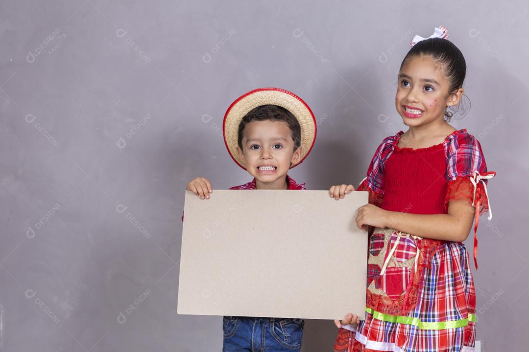 Crianças com roupas típicas da famosa festa brasileira