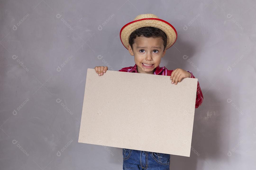 homenzinho com roupa de festa junina segurando um cartão em branco para texto