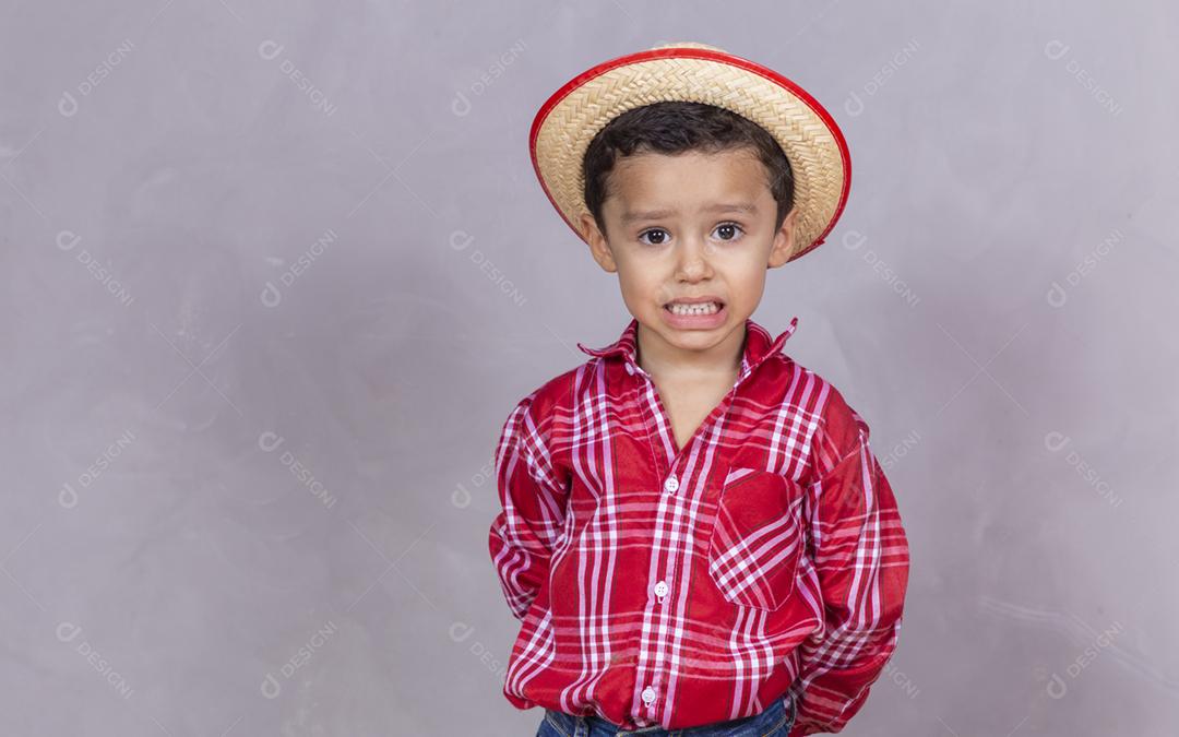Menino bonitinho vestindo roupas típicas para Festa Junina