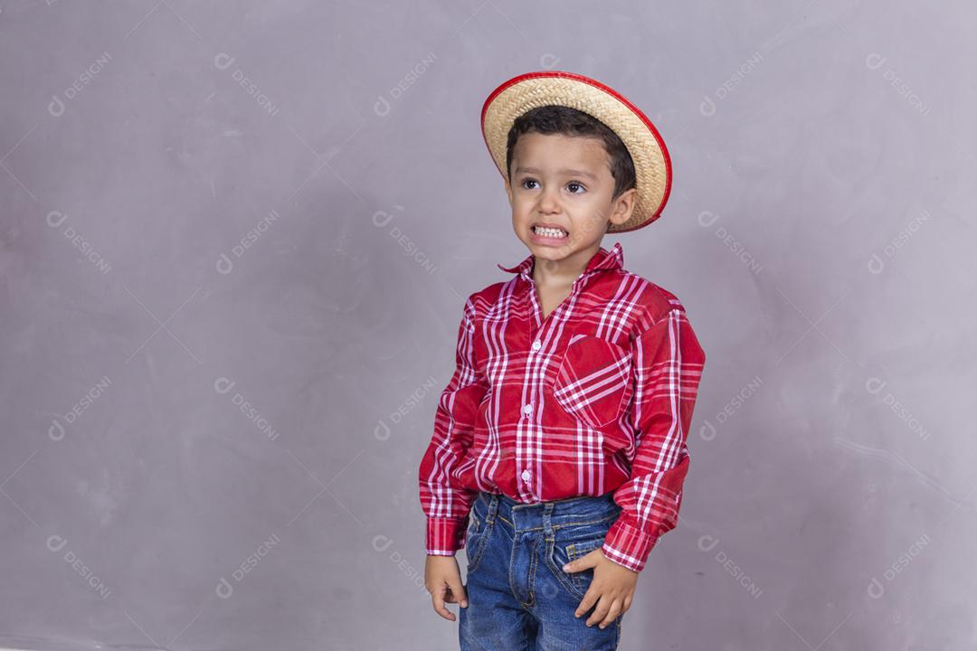 Menino bonitinho vestindo roupas típicas para Festa Junina