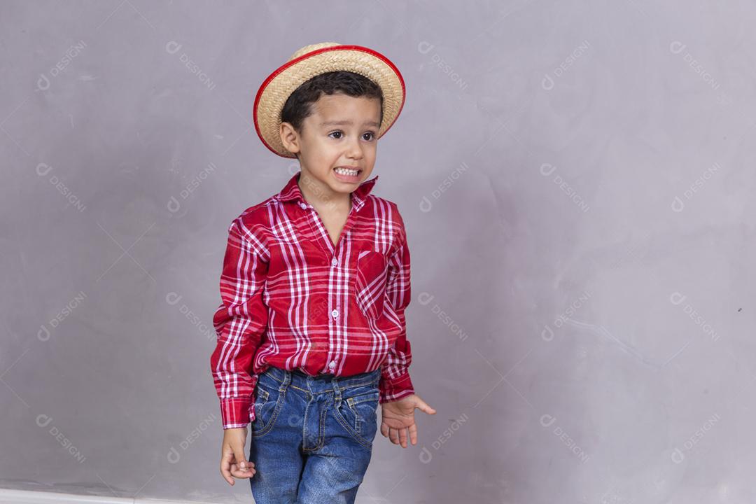 Menino bonitinho vestindo roupas típicas para Festa Junina