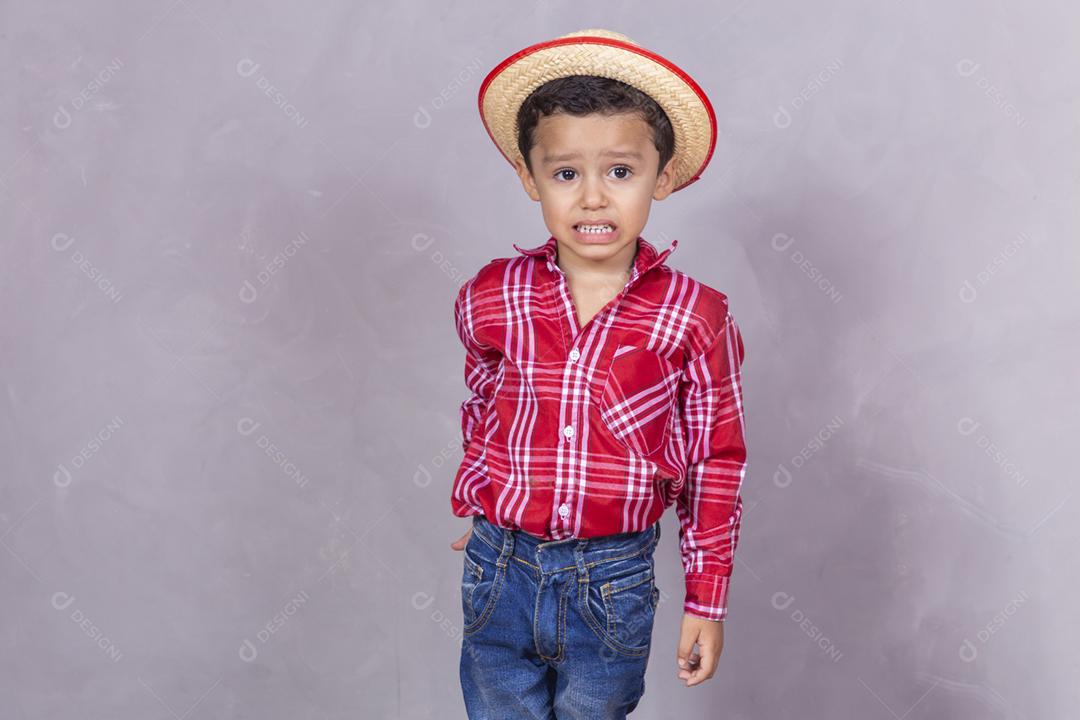 Menino bonitinho vestindo roupas típicas para Festa Junina